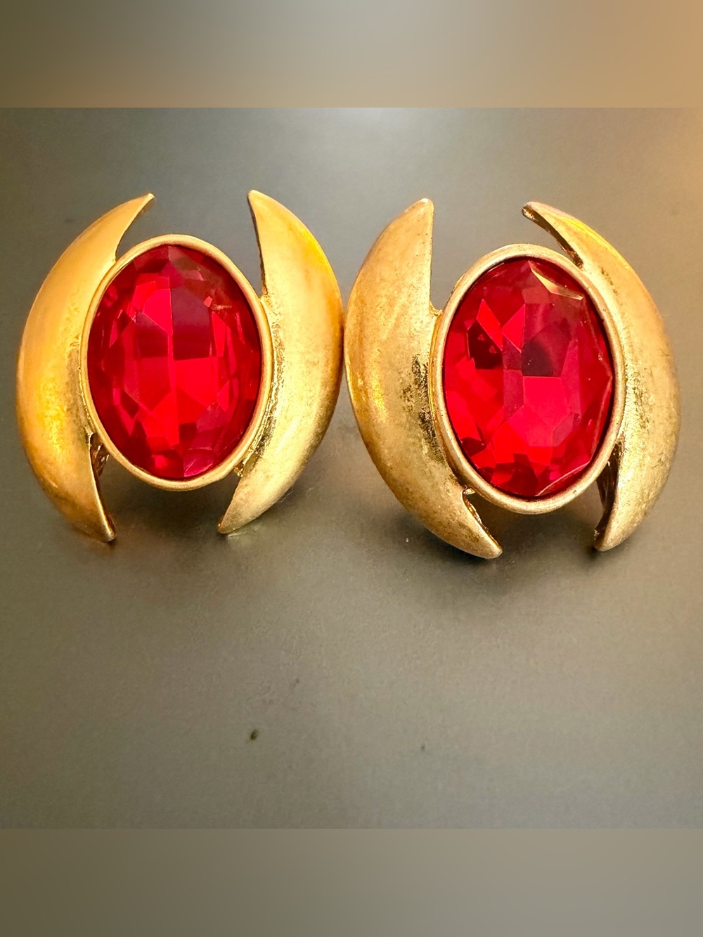 Oscar de la Renta❤️SOLD❤️Ruby Red Gold-Tone Earrings Faceted Crystal Stones - Picture 2 of 11